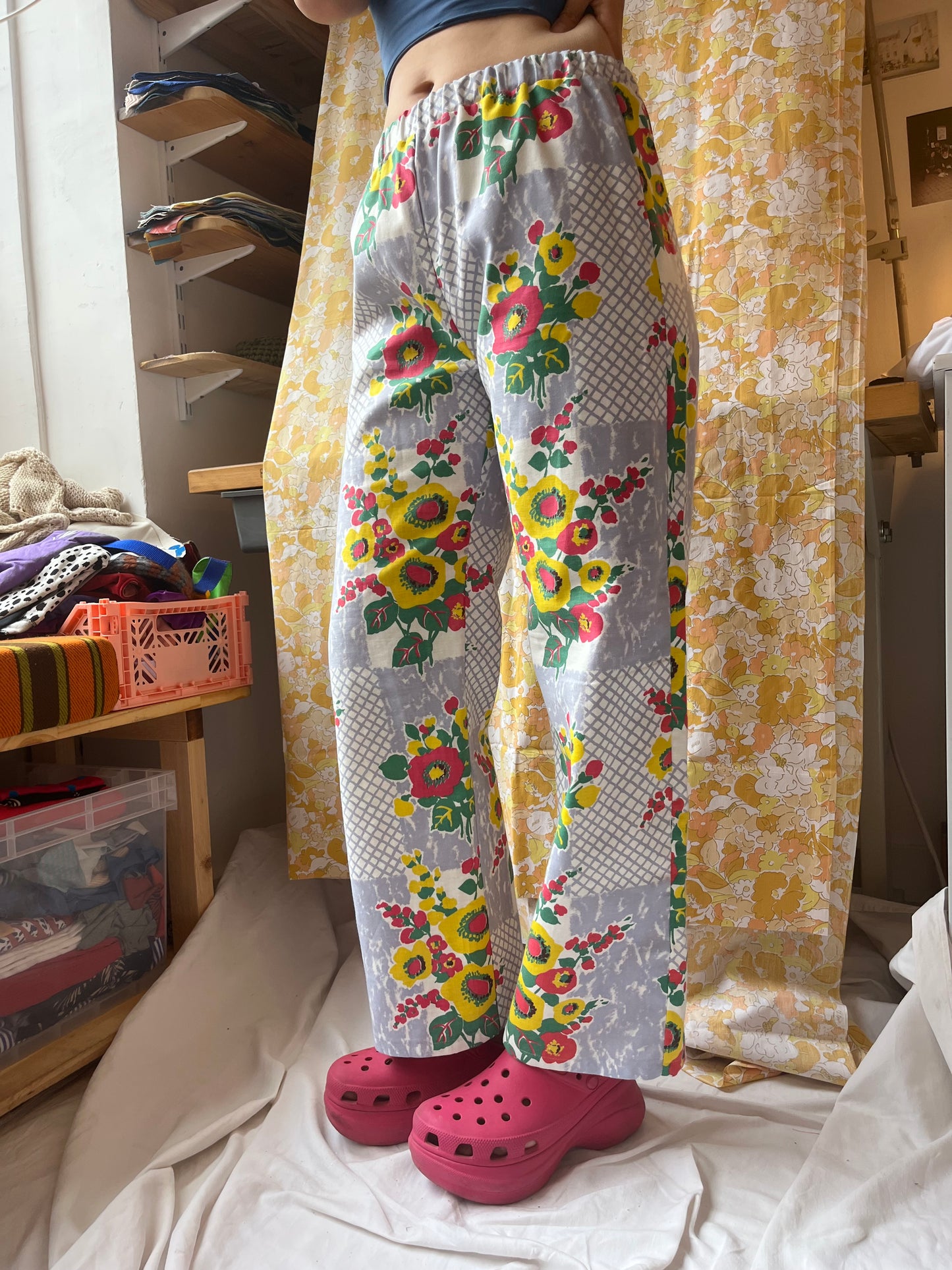 Pantalon gris fleurs rouges