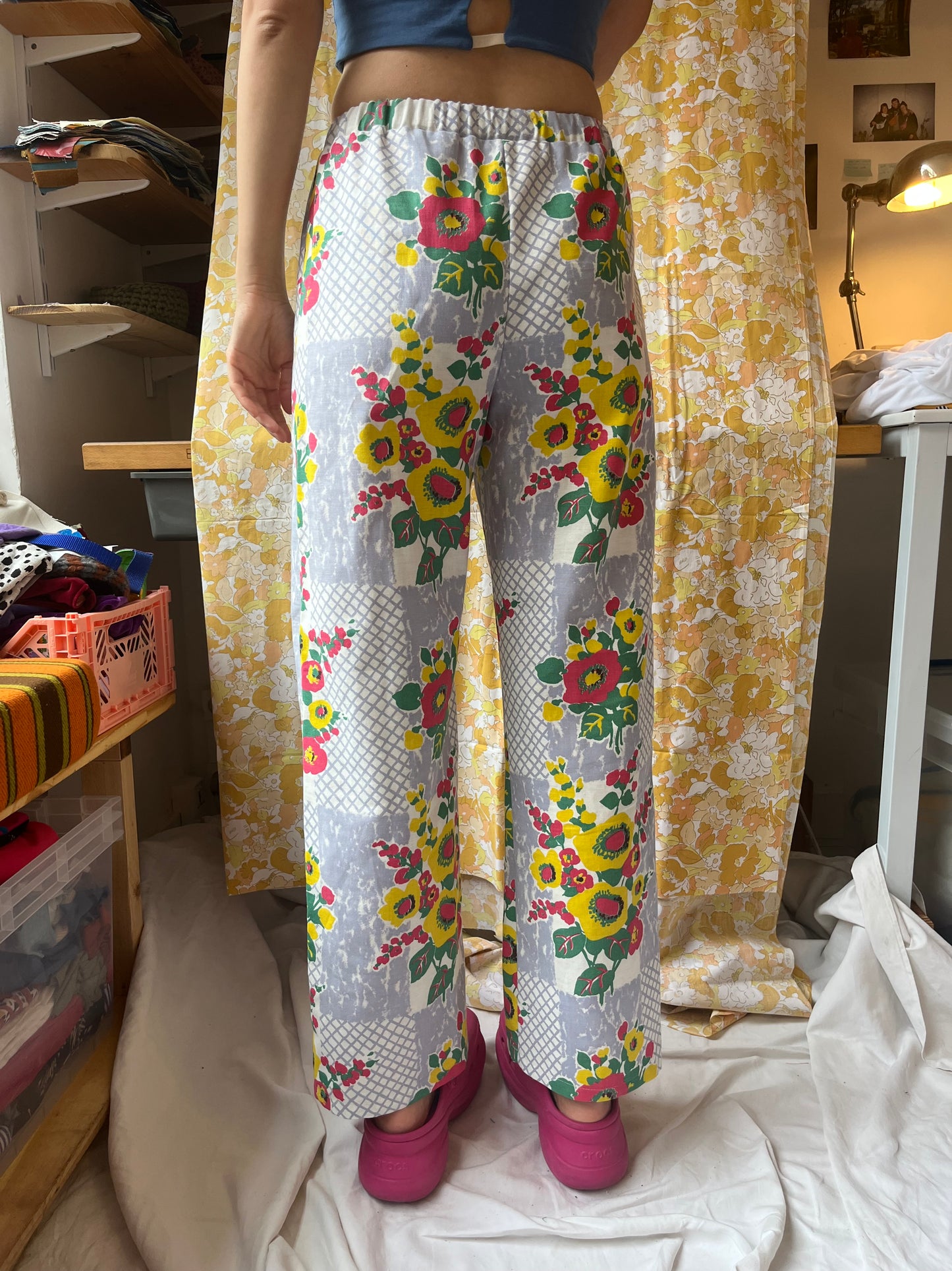 Pantalon gris fleurs rouges