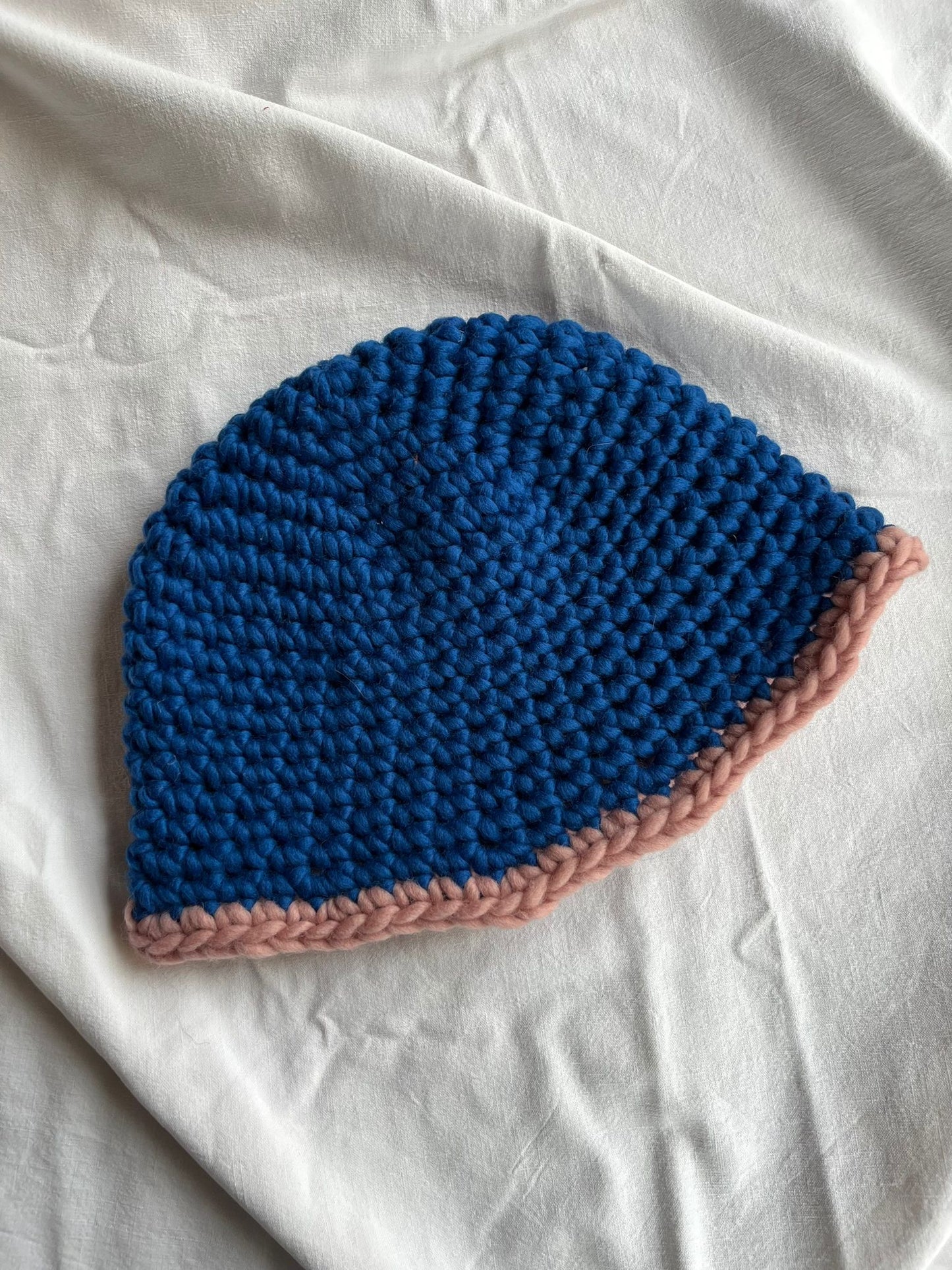 Bob en crochet bleu et rose