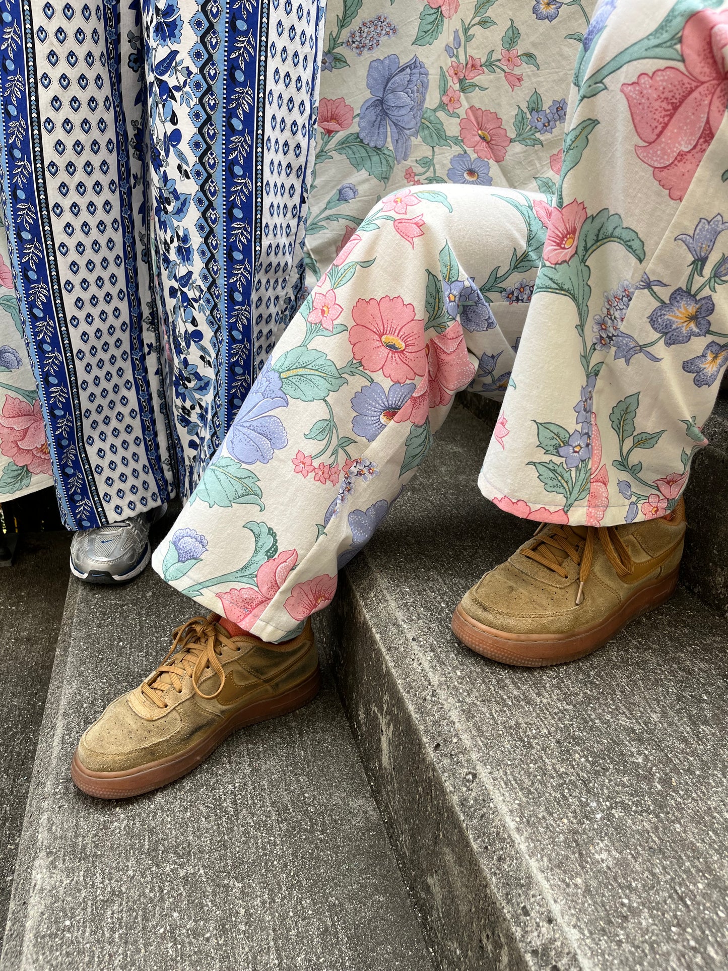 Pantalon beige imprimé fleurs
