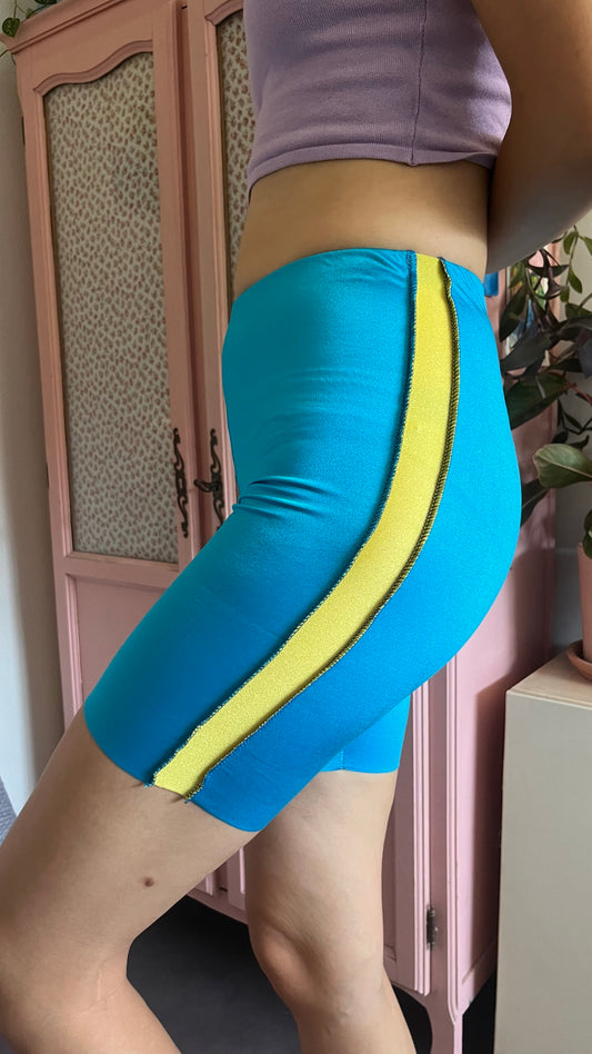 Cycliste bleu et jaune