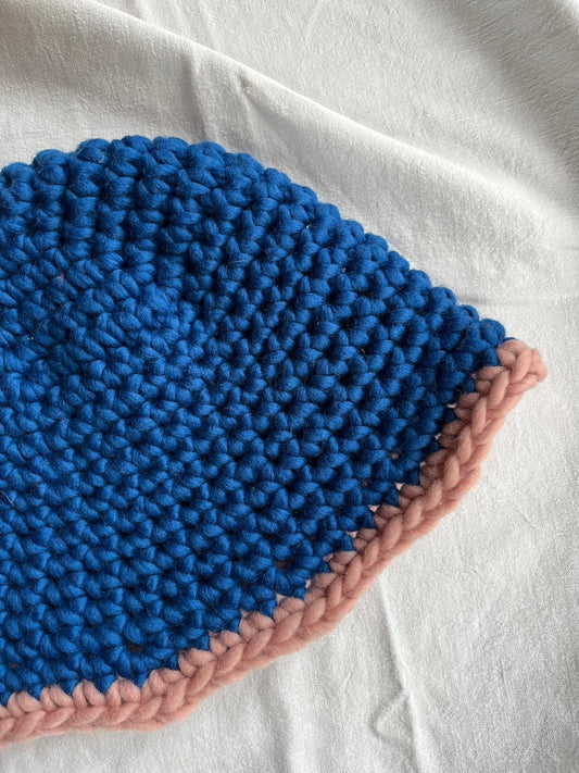 Bob en crochet bleu et rose